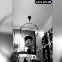 Çember içinde dans eden oyuncu Ece Yaşar bir anda düştü