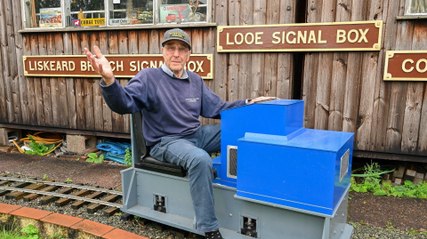Grandpa Makes His Dream of Building a Miniature Railway Come True