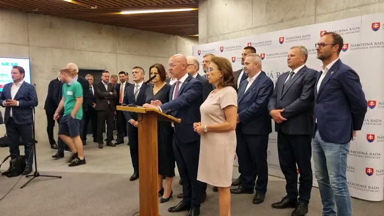 ZÁZNAM: B. Gröhling považuje za správne, že sa mimoriadna schôdza neotvorila