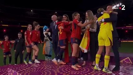 Le président de la Fédération espagnole embrasse une joueuse sans son consentement