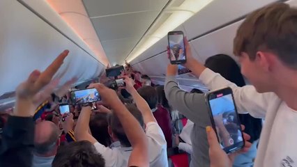 Fiesta, golpes y canciones: la fiesta de la Selección en el avión de vuelta a España