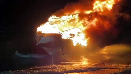 Embarcação pegou fogo na Ponta Verde