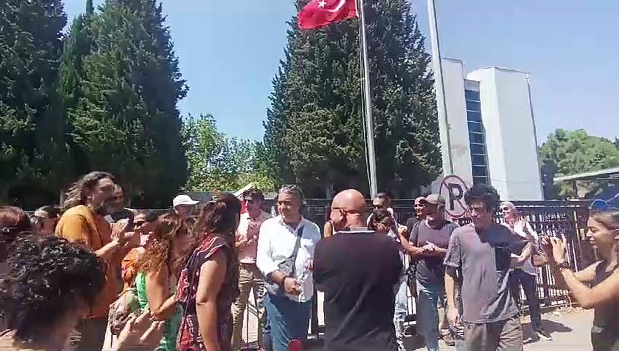 Barış Akademisyeni Aydın Arı yeniden üniversitede: 'Türkiye'ye barış, akademiye özgürlük'
