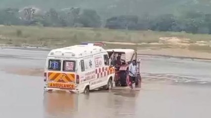 नवादा में नदी की धार में फंसी एंबुलेंस, खतरे में फंसी रही मां के साथ नवजात की जान