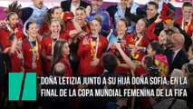 Doña Letizia junto a su hija Doña Sofía, en la final de la Copa Mundial Femenina de la FIFA