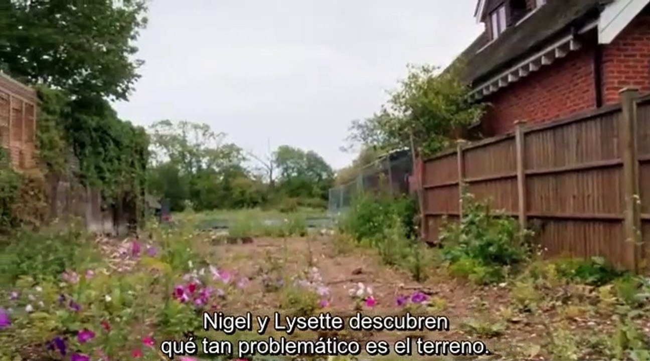 Casa de acero cerca de un rio