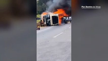 Duas pessoas ficam feridas após carreta tombar e pegar fogo na Rodovia Fernão Dias