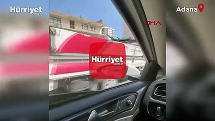 Kamyonetteki demir borular otomobile saplandı
