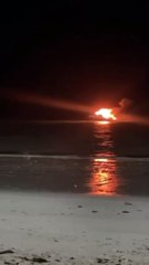 Homem entra no mar para tentar apagar incêndio de lancha na Ponta Verde