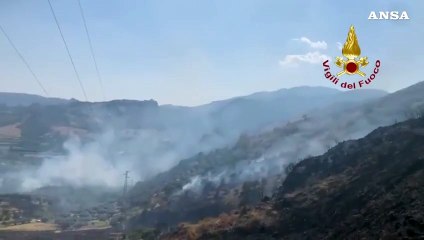 Fiamme vicino a santuario, impegnati anche mezzi aerei