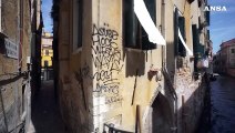 Scarabocchi e graffi di vernice, i vandali dei muri?di Venezia