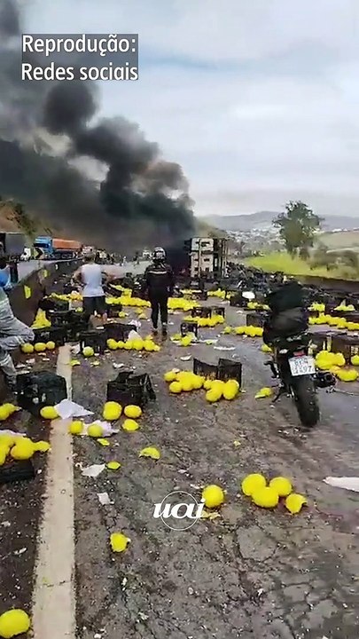 Carreta carregada com melões tomba e pega fogo na BR-381