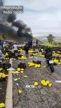 Carreta carregada com melões tomba e pega fogo na BR-381