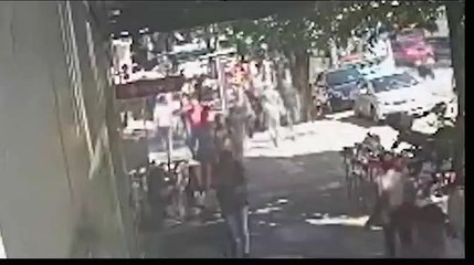Idosa morre após ser empurrada em calçada; veja momento da agressão