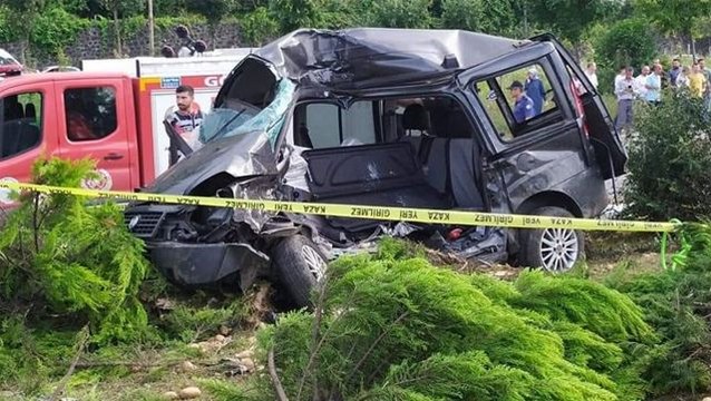 Kırmızı ışıkta geçen tırın çarptığı araçtaki 2 kişi hayatını kaybetti