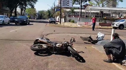 Honda Bros e Corolla se envolvem em colisão na Rua Paraná, no Centro
