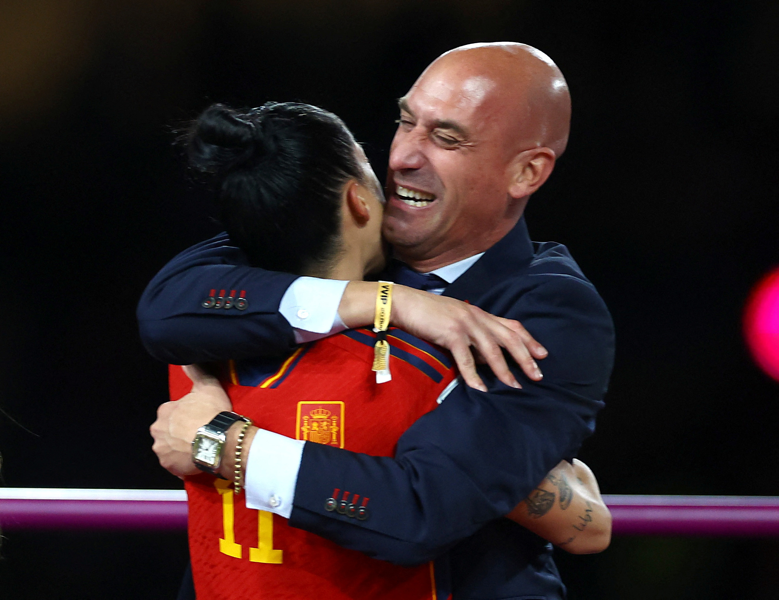 Rubiales apologises after kissing Hermoso