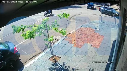 Câmera registra momento que motociclista é arremessado à via após colisão com Corolla