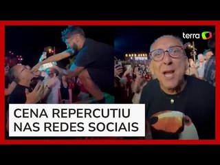 Galvão Bueno toma bebida direto da garrafa em festa no Ceará: 'Jeri enlouqueceu'