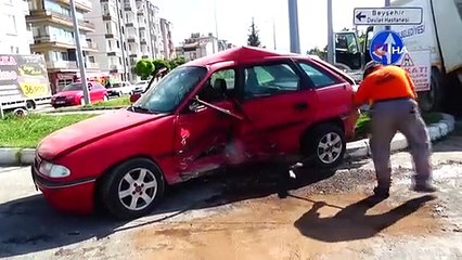 Скачать видео: Konya'da Otomobil ile Hafif Ticari Araç Çarpıştı: 3 Yaralı