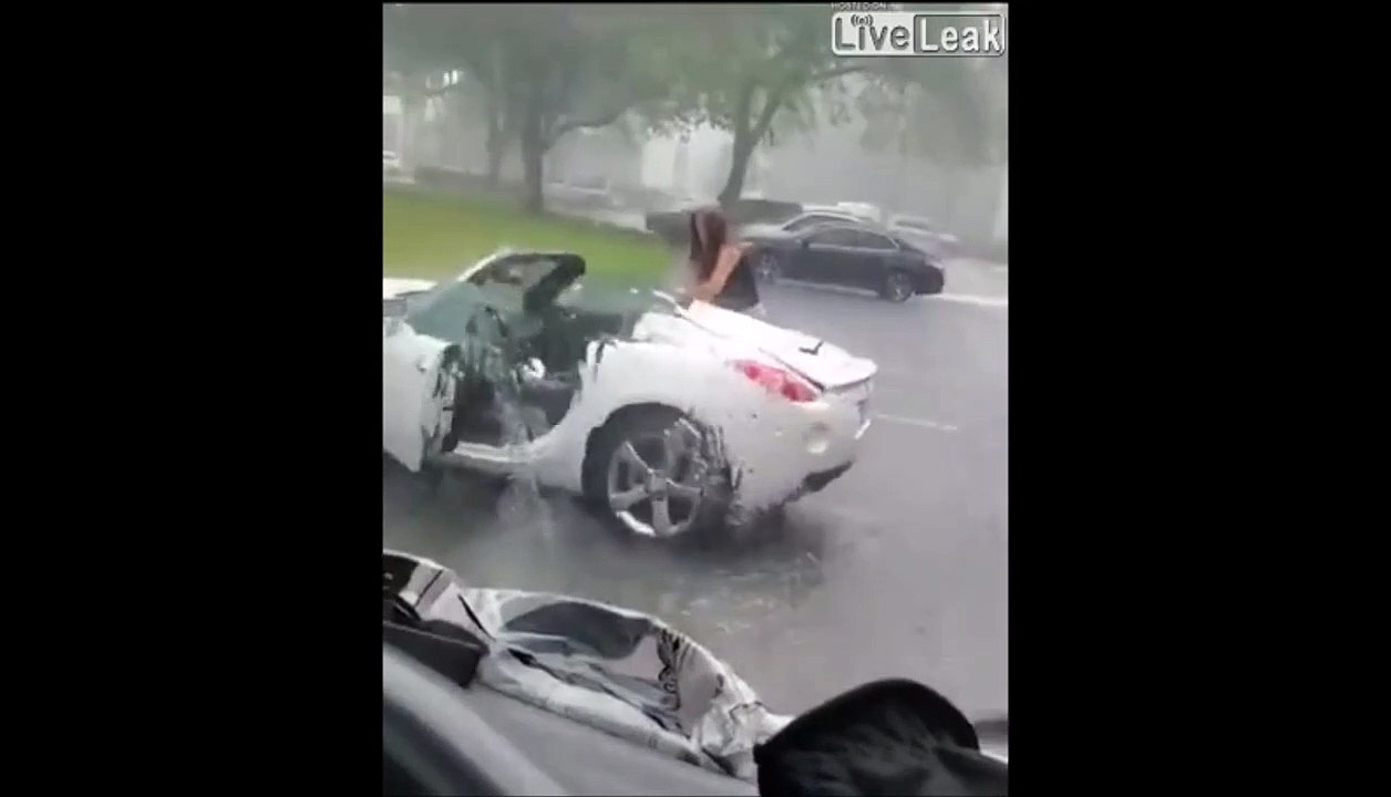 Quand tu oublies de recapoter sous l'orage... pauvre voiture de riche