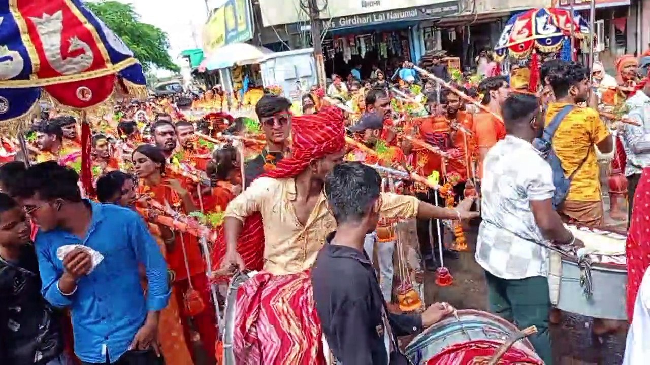 Video Story -बाणगंगा से कांवड़ लेकर नंगे पांव बूढ़ी माता मंदिर पहुंच किया भगवान शिव का अभिषेक