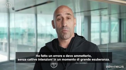 Bacio alla calciatrice, presidente Federazione spagnola chiede scusa