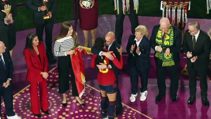 Presidente da Federação Espanhola se desculpa por beijar jogadora à força