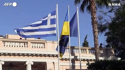 Zelensky arrivato in Grecia, accolto ad Atene dal premier Mitsotakis