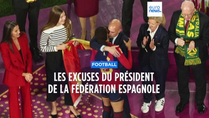 Le président de la Fédération espagnole de football s'excuse après avoir embrassé une joueuse