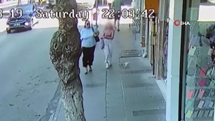 Ankara'da Kaldırımda Para Düşüren Anne ve Kızının Anları Güvenlik Kamerasına Yansıdı