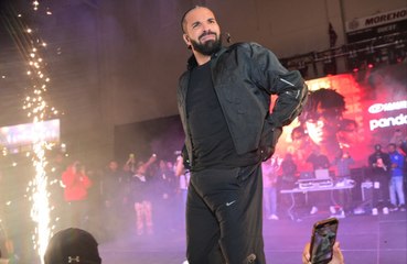 Los rápidos reflejos de Drake lo salvaron de ser golpeado en la cara con un libro mientras estaba en el escenario.