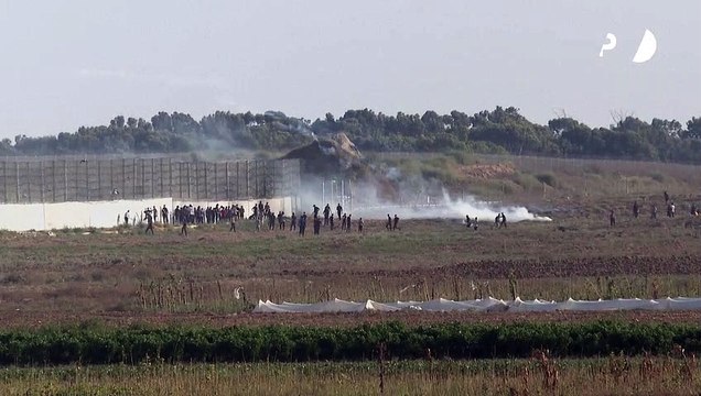 متظاهرون فلسطينيون قرب السياج الحدودي مع إسرائيل دعما للمقاومة في الضفة