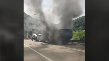 상주영천고속도로 평호터널 인근 트럭 화재...다친 사람 없어 / YTN