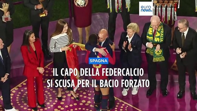 Bacio rubato ai mondiali femminili, il presidente della Federcalcio spagnola chiede scusa
