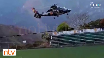 Helicóptero militar causa estragos en campo deportivo
