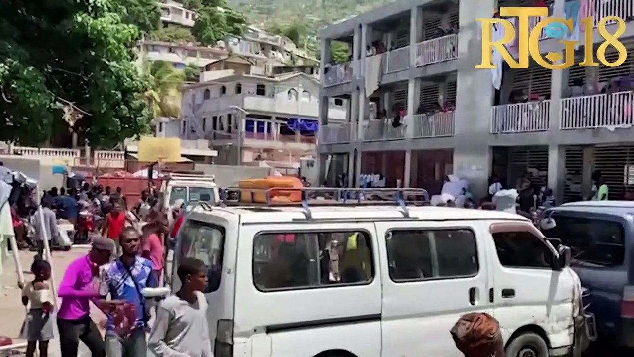 Plizyè abitan kafoufèy al refijye yo nan lokal Lise Kafoufèy pou evite yo viktim vyolans nèg ak zam