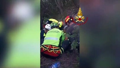 Pesaro, escursionista si sente male sul San Bartolo: il video del salvataggio