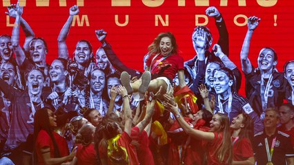 Olga Carmona recuerda a su padre en la fiesta de la selección