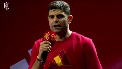 Olga Carmona sale junto a Ivana Andrés y Vilda con el trofeo del Mundial / RFEF