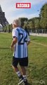 Jóvenes argentinos recrean el icónico gol de Di María en Qatar 2022 en la Torre Eiffel