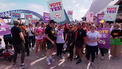 Pat Farmer runs into Sydney in support of Yes campaign