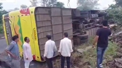 यात्रियों से भरी तेज रफ्तार बस का फटा टायर, हवा में उछलकर पलटी और फिर..