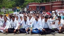 3 वर्षों से परीक्षा नहीं होने के विरोध में नर्सिंग एवं पैरामेडिकल के छात्रों ने शुरू की हड़ताल