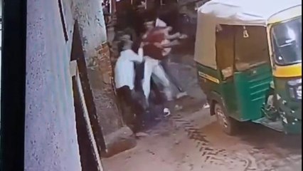 सफाई कर्मियों ने होटल मैनेजर से मारपीट, जमकर बरसाए लात घूंसे, वीडियो वायरल