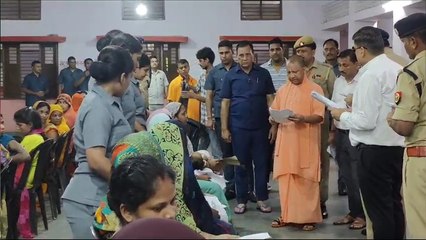 CM YOGI:  जनता दरबार में 'बच्चों को दुलार' और 'अधिकारियों को फटकार' लगाते नजर आए सीएम योगी