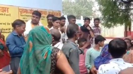 जालौन: विद्यालय की छात्राओं ने टीचर पर लगाए गंभीर आरोप,ग्रामीणों ने काटा वबाल