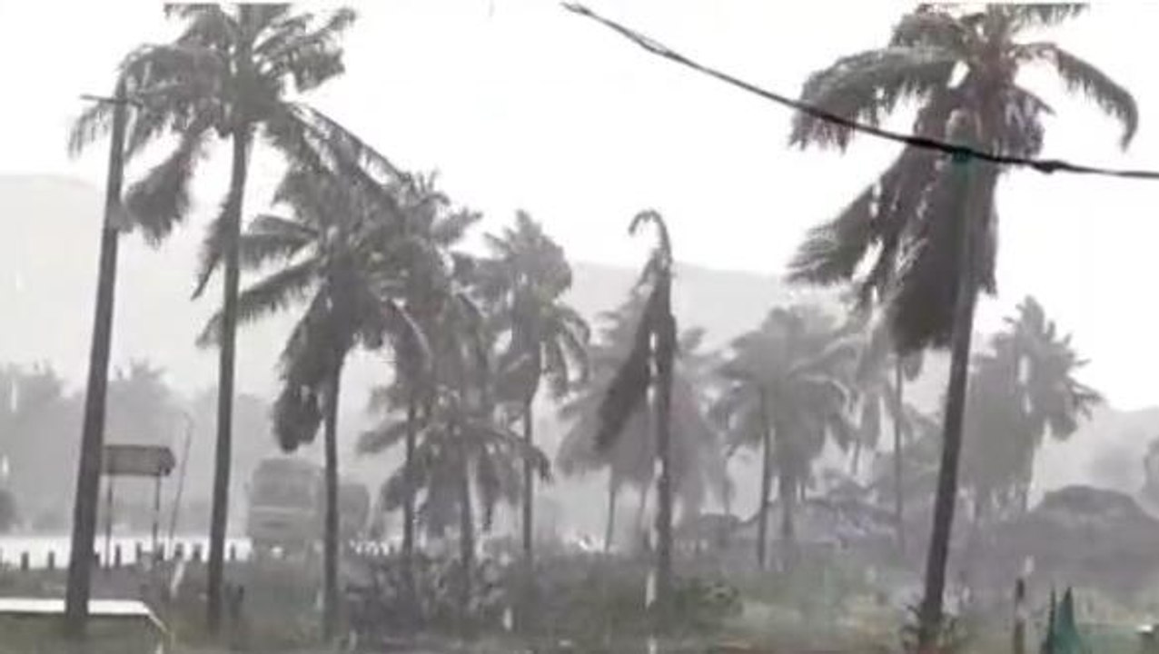 కాకినాడ: జిల్లాలో భారీ ఈదురుగాలులతో దంచికొట్టిన వర్షం