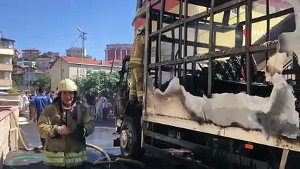 Pendik'te nakliye kamyonu yandı, alevler yan binaya sıçradı