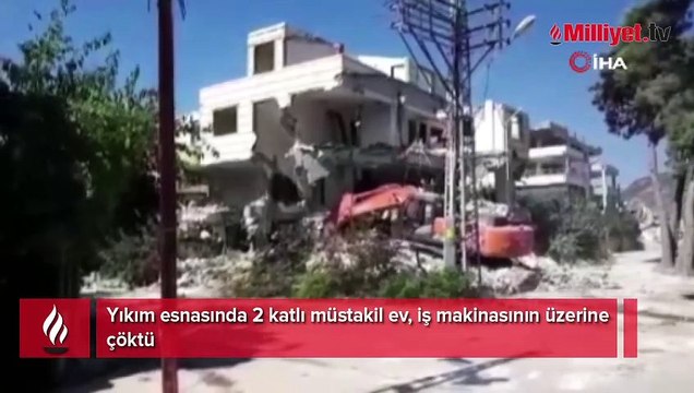 Bina yıkım esnasında iş makinasının üzerine çöktü